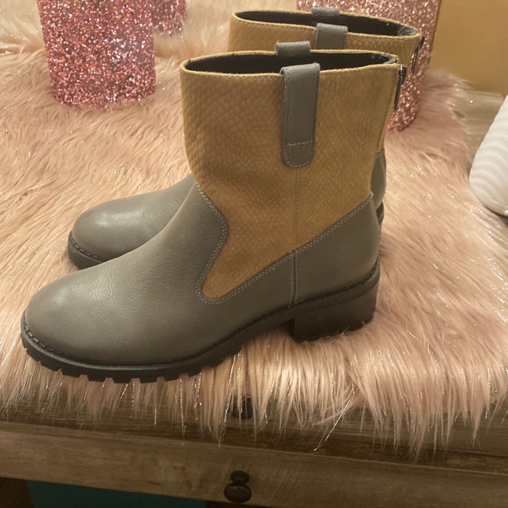 LOGO LORI GOLDSTEIN MOTO BOOTS